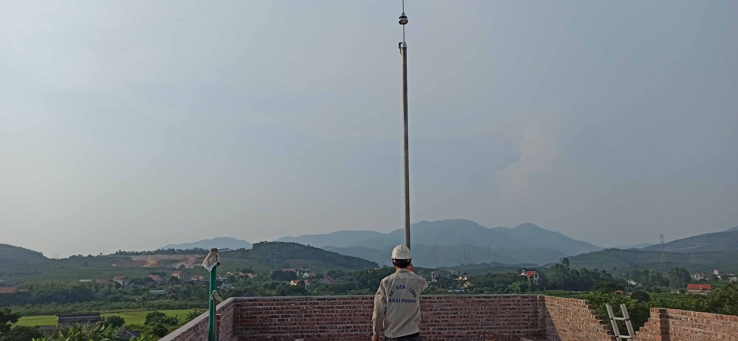 Kim thu sét hoạt động dựa trên nguyên lý phát tia tiên đạo sớm khi có điện trường