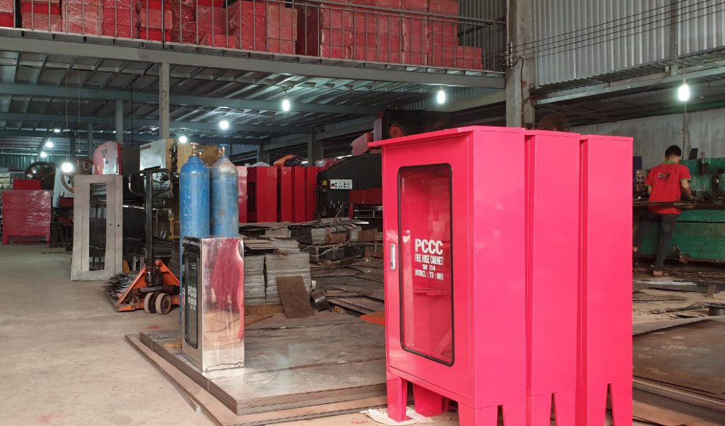 Sơn tĩnh điện nhiều lớp giúp tủ chữa cháy chống ăn mòn và giữ màu bền đẹp lâu dài