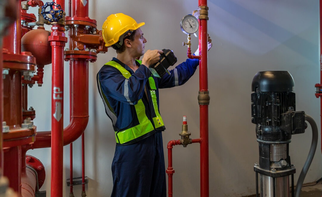 Máy bơm chữa cháy cần được bảo trì định kỳ để đảm bảo luôn sẵn sàng hoạt động khi có sự cố