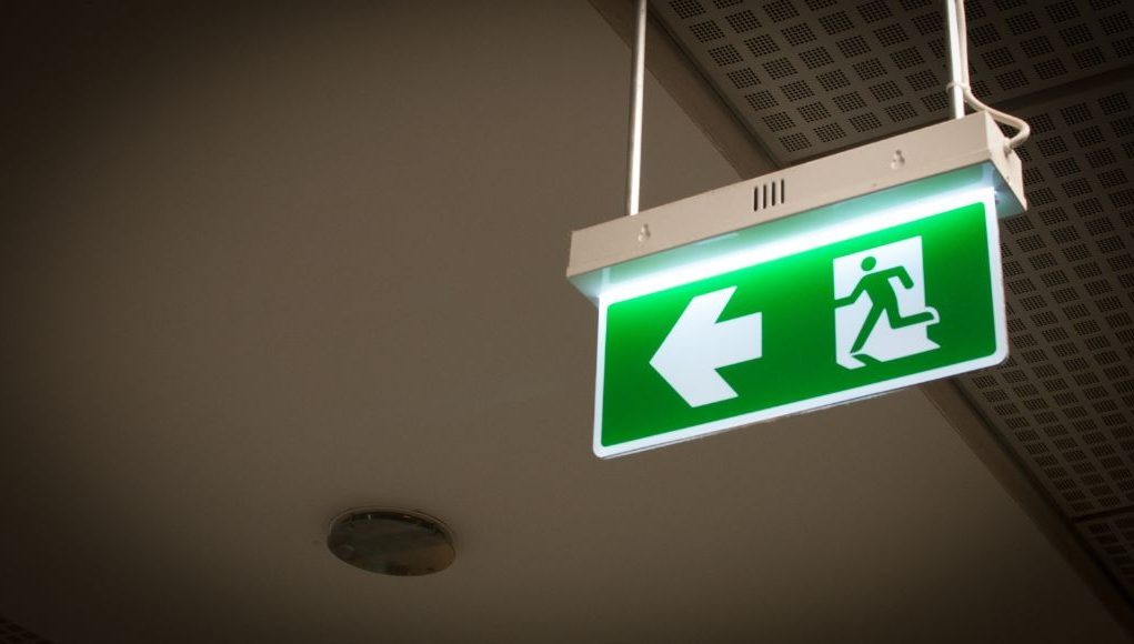 Đèn exit phát sáng liên tục giúp tăng khả năng nhận biết lối thoát khi mất điện khẩn cấp