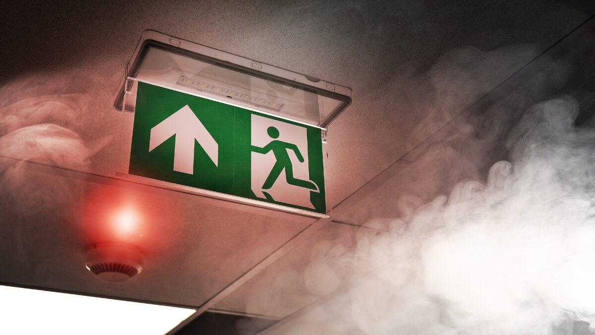 Đèn exit âm trần là thiết bị chỉ dẫn thoát hiểm được lắp chìm trong trần công trình hiện đại