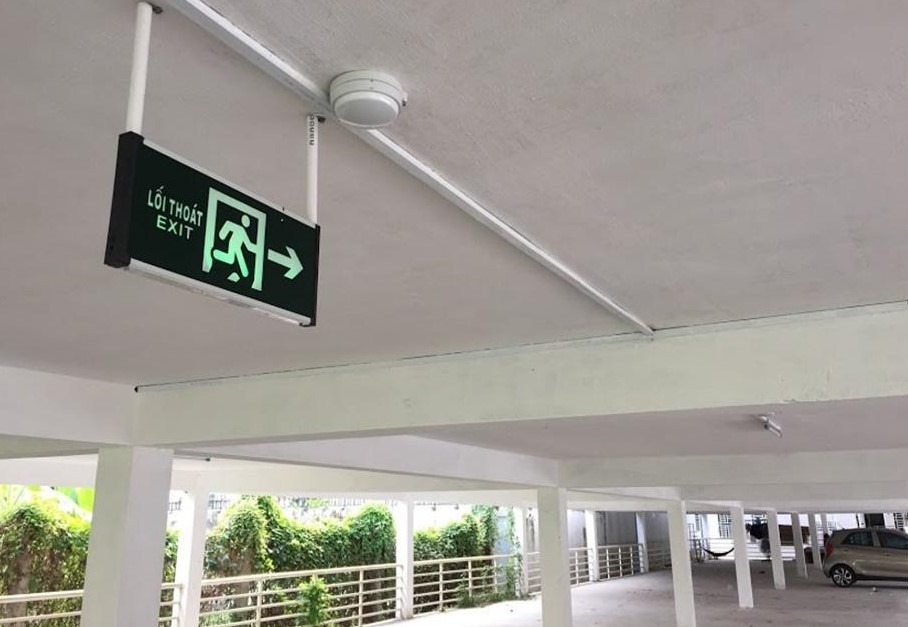 Đèn exit hai mặt phù hợp với các khu vực có lối đi hai chiều cần chỉ dẫn rõ ràng