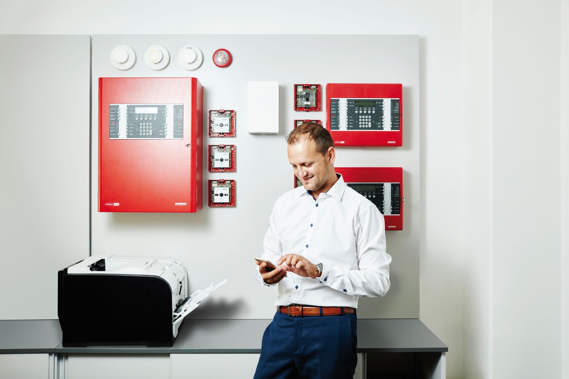 Khi kiểm tra thiết bị báo cháy, hãy quan sát rõ từng chi tiết bề mặt sản phẩm