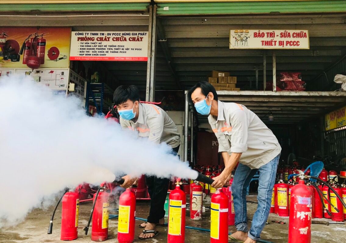 Khi thực hiện nạp sạc bình chữa cháy, việc tuân thủ đúng quy trình rất quan trọng