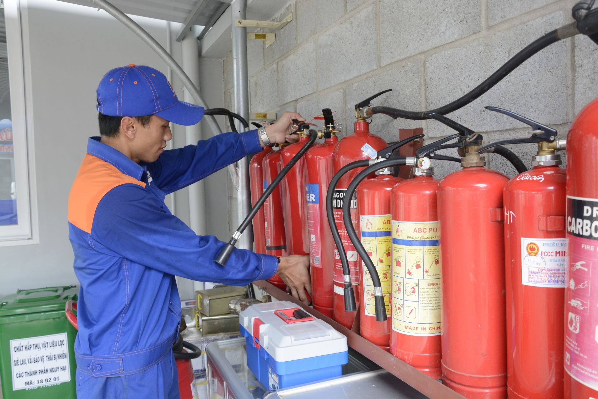 Khi nạp sạc bình chữa cháy, trước tiên cần xác định đúng loại bình đang sử dụng hiện nay.