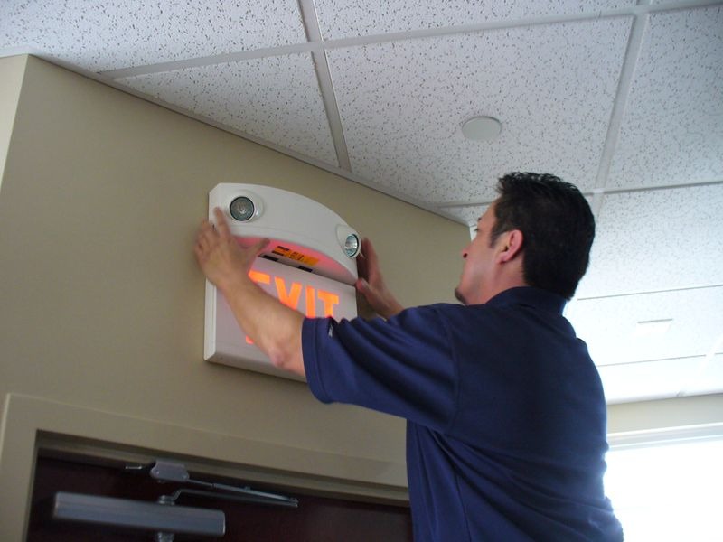 Mua đèn chiếu sáng sự cố tại Cty PCCC Hoàng Nhật Hưng