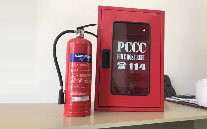 Tủ chữa cháy thường được chế tạo bằng thép sơn tĩnh điện, chống gỉ và chịu lực tốt Tủ chữa cháy thường được chế tạo bằng thép sơn tĩnh điện, chống gỉ và chịu lực tốt