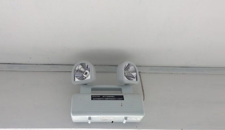 Đèn chiếu sáng sự cố cần được lắp đặt tại các vị trí thoát hiểm và khu vực có nguy cơ cao