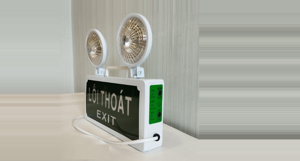 Đèn chiếu sáng sự cố gồm nhiều bộ phận quan trọng như nguồn điện, mạch sạc và bóng chiếu sáng