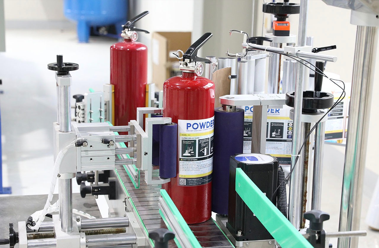 Sau khi nạp sạc bình chữa cháy, cần kiểm tra áp suất bên trong bình cẩn thận.