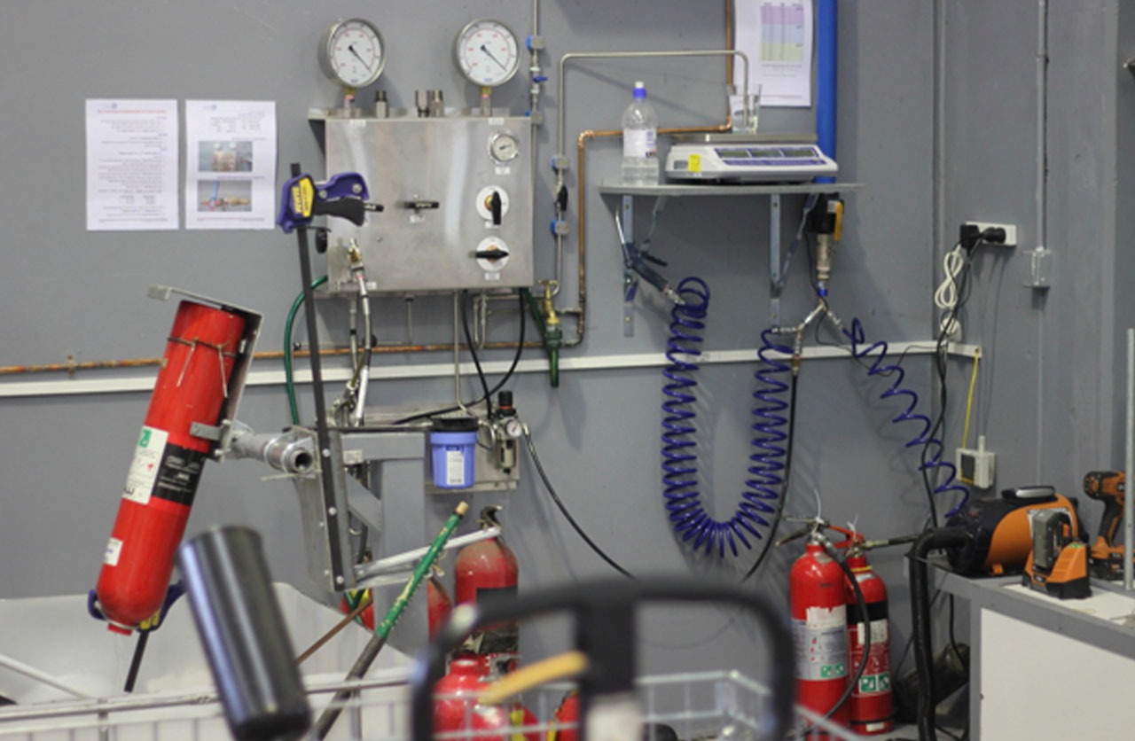 Việc nạp sạc bình chữa cháy phải tuân thủ nghiêm các quy định pháp luật hiện hành