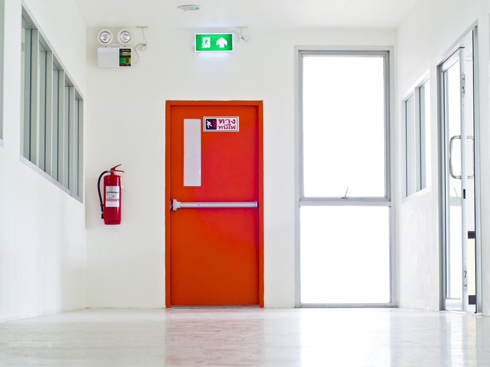 Đèn exit sử dụng điện áp thấp nhằm đảm bảo an toàn trong quá trình vận hành liên tục