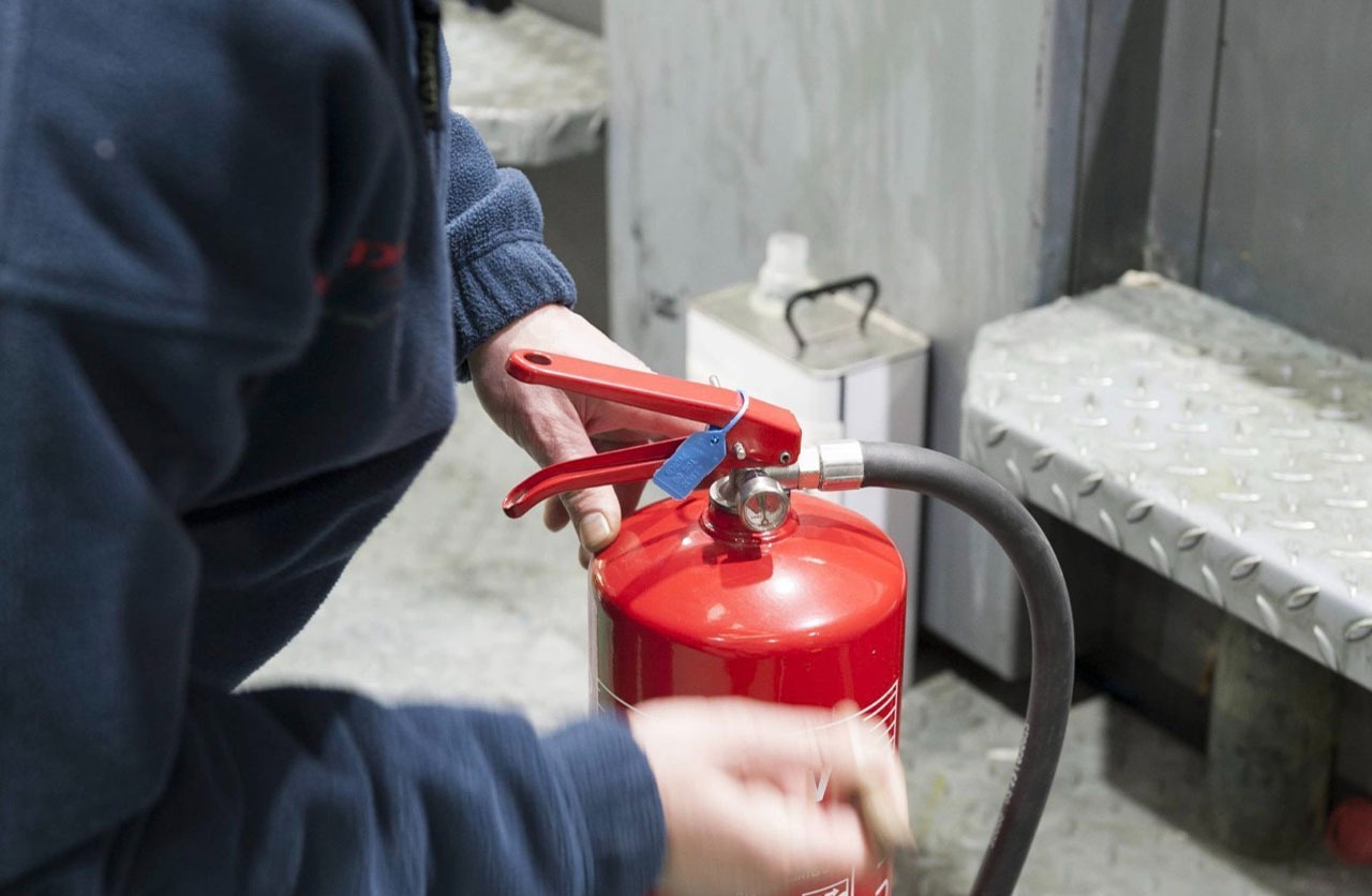 Nạp sạc bình chữa cháy là quá trình tái nạp khí và bột chữa cháy vào trong bình