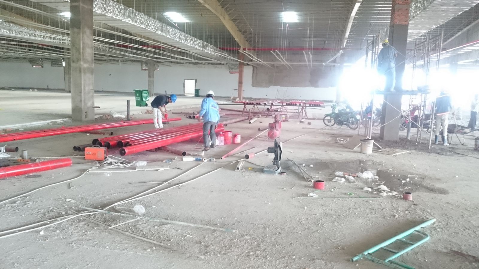 Lắp đặt hệ thống đường ống là bước quan trọng trong thi công hệ thống PCCC