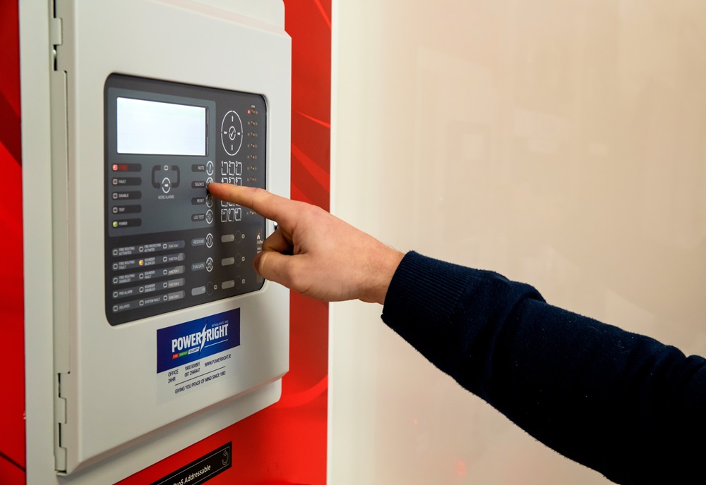 Module điều khiển thiết bị Hochiki giúp kích hoạt các thiết bị đầu ra như còi, đèn, quạt