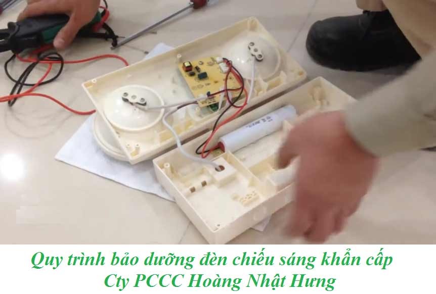 Trước khi lắp đặt đèn chiếu sáng sự cố, cần ngắt điện hoàn toàn để đảm bảo an toàn.