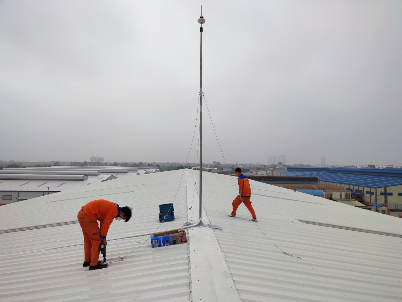 Việc lắp đặt kim thu sét chính hãng giúp tăng độ an toàn cho hệ thống điện