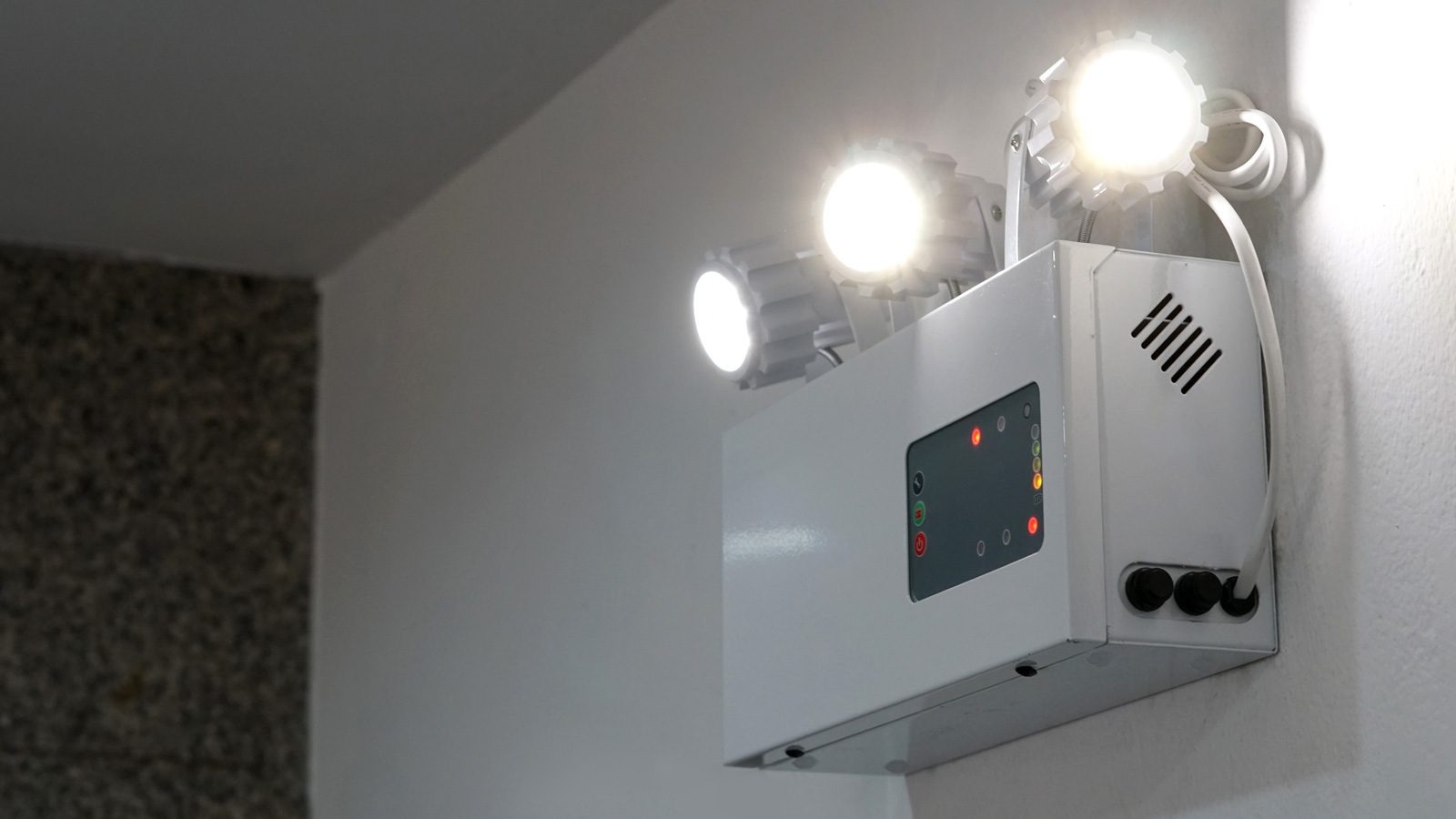 Khi xảy ra tình trạng mất điện đột ngột, đèn chiếu sáng sự cố sẽ tự động được kích hoạt