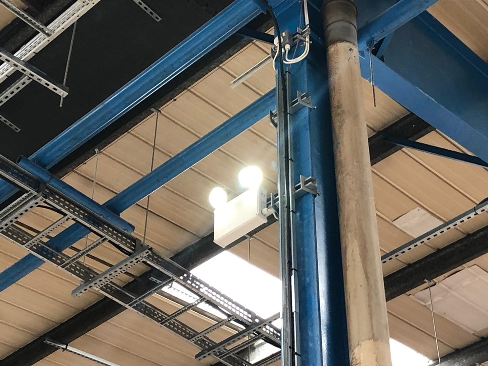 Đèn chiếu sáng sự cố đóng vai trò quan trọng trong hệ thống an toàn công trình hiện đại