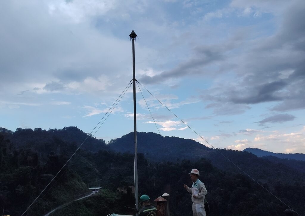 Khi phát hiện có điện trường mạnh từ đám mây giông, thiết bị bắt đầu hoạt động tự động
