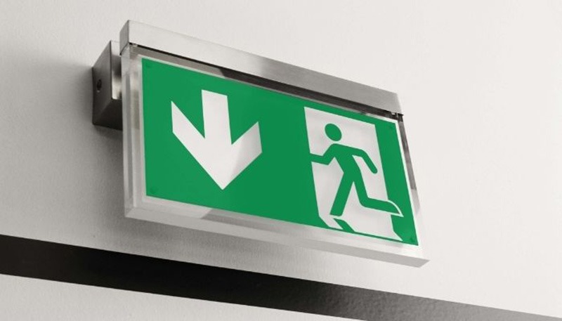Đèn exit treo trần được sử dụng phổ biến trong nhiều công trình để chỉ dẫn lối thoát hiểm