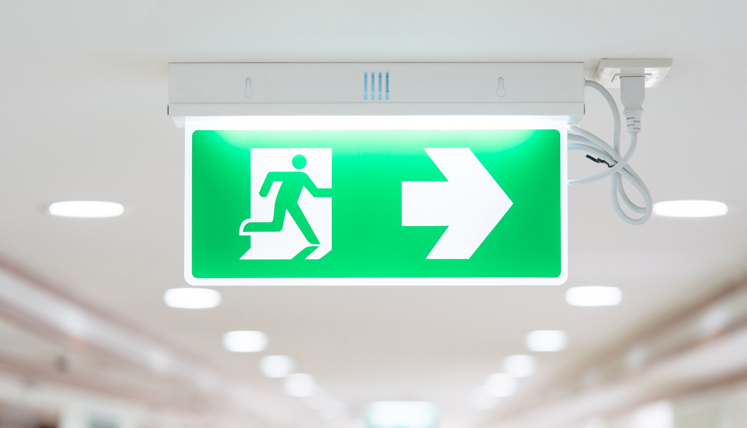 Đèn exit cần được bảo trì định kỳ để đảm bảo hoạt động ổn định trong tình huống khẩn cấp bất ngờ