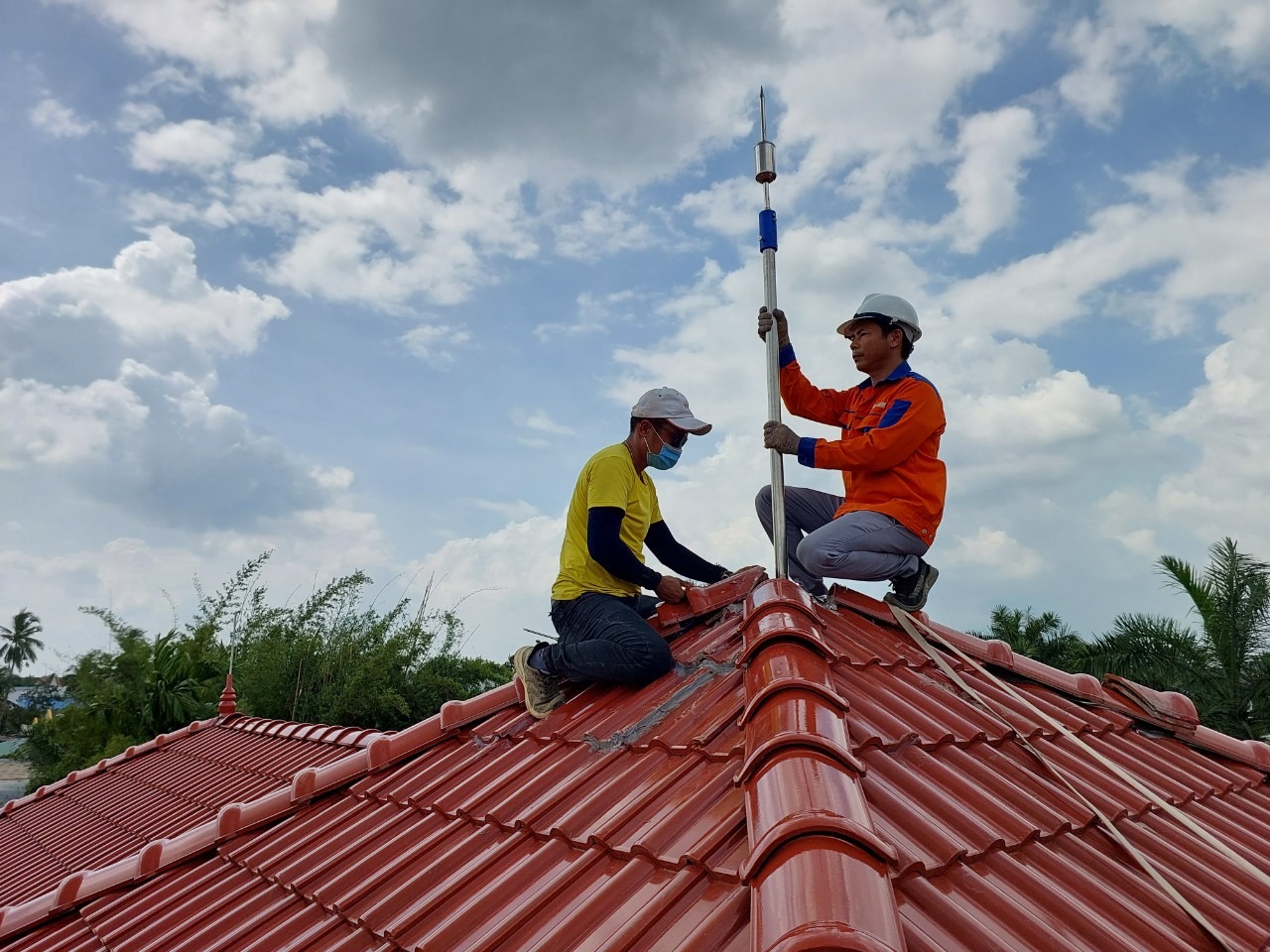 Thiết bị chống sét đóng vai trò bảo vệ an toàn cho công trình công nghiệp và hạ tầng kỹ thuật hiện đại.