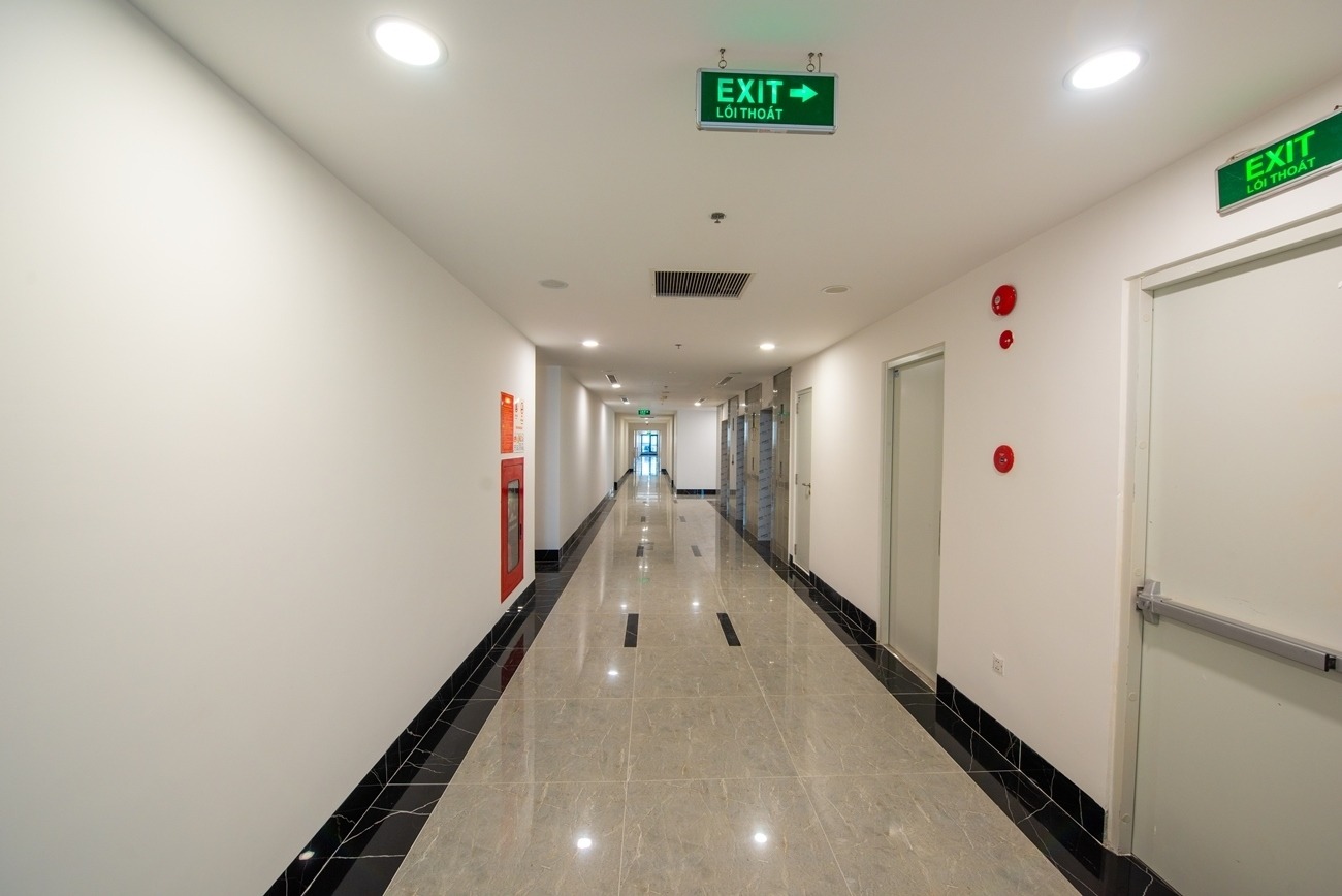 Để đảm bảo đèn exit hoạt động tốt, việc vệ sinh đúng cách là bước cực kỳ quan trọng