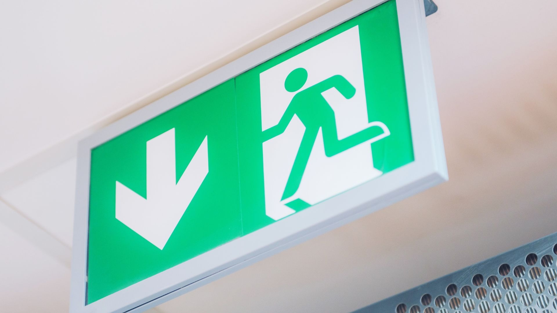 Khi tiến hành lắp đặt đèn thoát hiểm, cần tuân thủ đúng quy trình kỹ thuật cơ bản