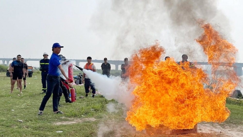 Bình chữa cháy CO2 chứa khí CO2 nén ở trạng thái lỏng, không để lại cặn sau khi sử dụng