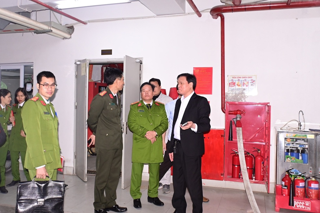 Lăng phun được nối trực tiếp với ống dẫn, sẵn sàng phun nước dập lửa.