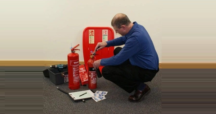 Lau sạch bình bằng khăn khô hoặc vải mềm không có bụi bẩn bám dính.