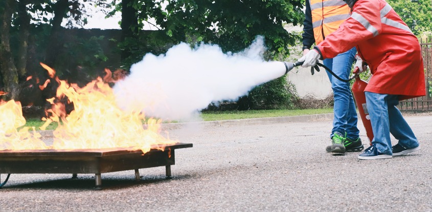 Kiểm tra khu vực cháy xem còn khói hay tàn lửa âm ỉ hay không.