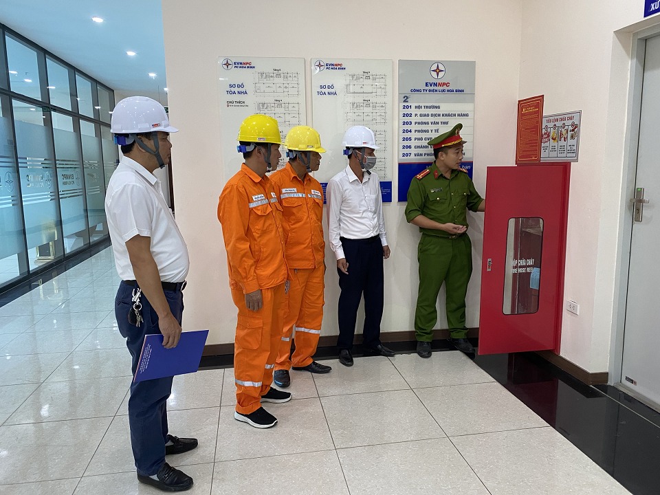 Tủ chữa cháy được lắp đặt trong các tòa nhà, nhà máy hoặc khu dân cư đông đúc