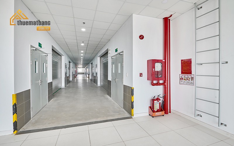 Có thể lắp thêm bình chữa cháy xách tay ngay trong khoang riêng của tủ.