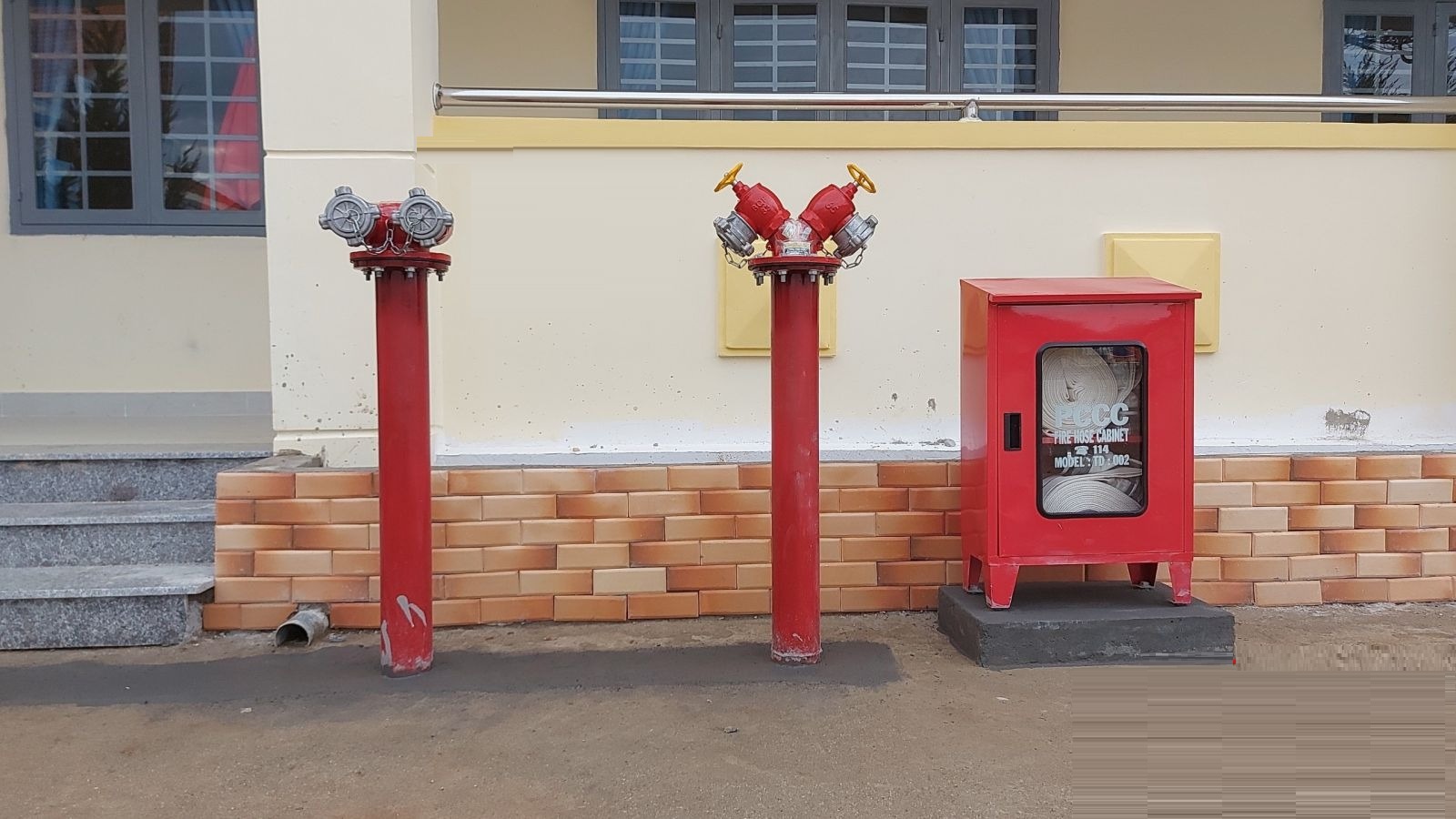 Khi sử dụng tủ chữa cháy, việc kiểm tra thiết bị định kỳ là điều bắt buộc không thể bỏ qua