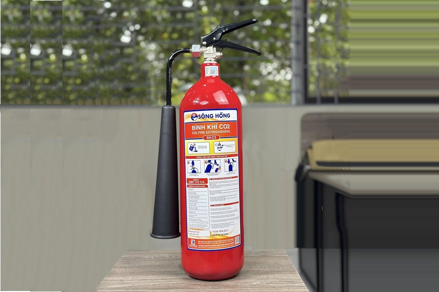 Bình chữa cháy CO2 được thiết kế chuyên dùng để dập tắt các đám cháy điện, hóa chất.