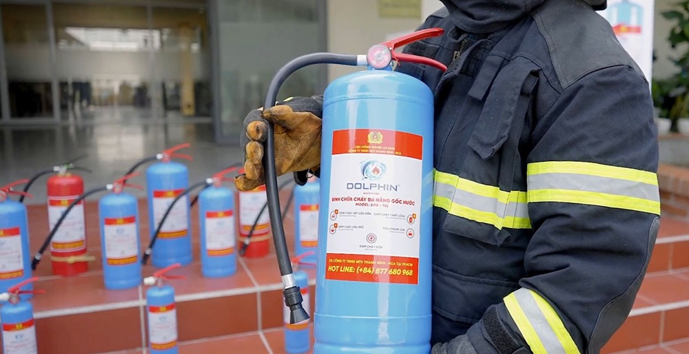 Tem chuẩn luôn in logo Bộ Công An sắc nét, không bị nhòe.