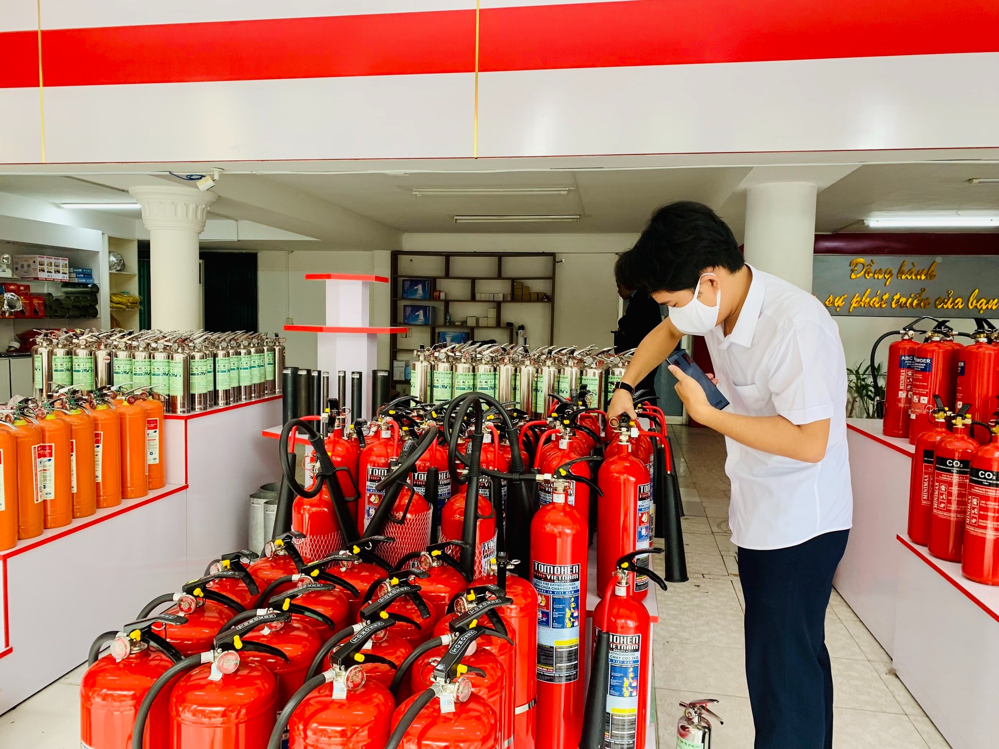 Bạn có thể mua tại đại lý phòng cháy chữa cháy gần nơi sinh sống nhất.